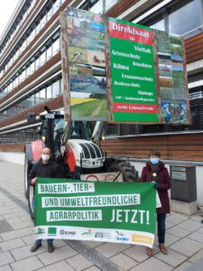 Mitarbeiter*innen des Thüringer Ökoherz e.V. halten Banner mit der Aufschrift "Bauern-, tier- und umweltfreundliche Agrarpolitik jetzt!"